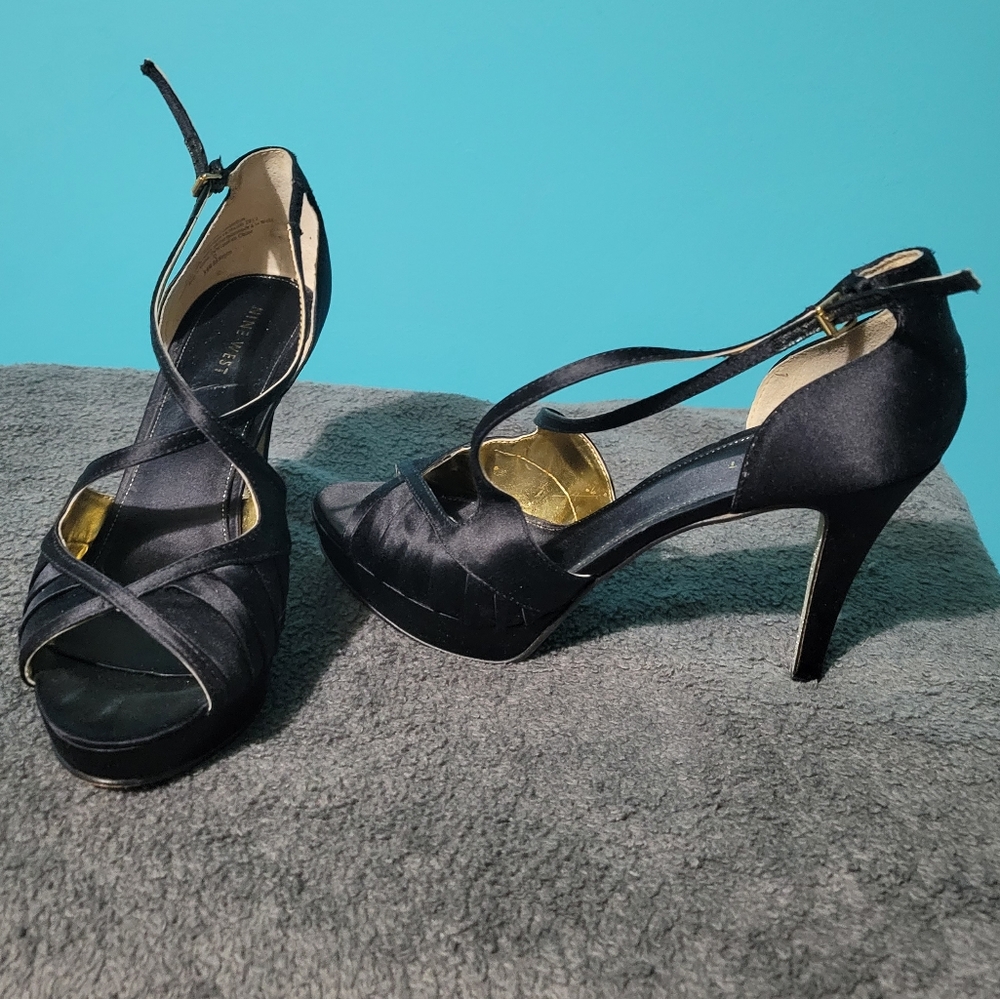 Nine West black platform heels with gold ✨️